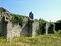 Les ruines du donjon, avec le clocher de l'église Saint-Laurent au fond (2011).