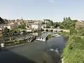 Vue de Beaumont-sur-Sarthe et son pont sur la Sarthe.