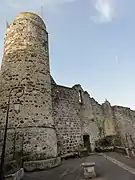 Tour d'angle du château et vestiges des fortifications et