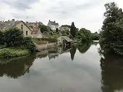 La Sarthe à Beaumont avec un lavoir.