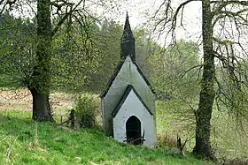 La chapelle Saint-Julien l'Hospitalier, à Beaumont (M) ainsi que l'ensemble formé par cette chapelle, la parcelle sur laquelle elle se trouve et le sentier qui y donne accès (S)