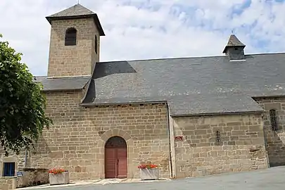 Vue de l'église avec son portail latéral.