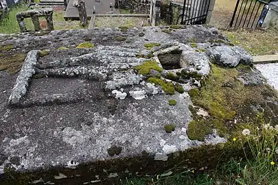 Tombeau du chevalier du XVe siècle dans le cimetière communal sur lequel la croix était posée.