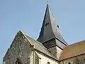 Le clocher couvert d'ardoise de l'église Saint-Sauveur, typique du pays d'Auge.