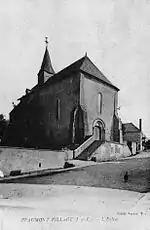 Photographie en noir et blanc d'une ancienne églisee.