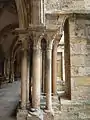 Colonne d'angle du cloître