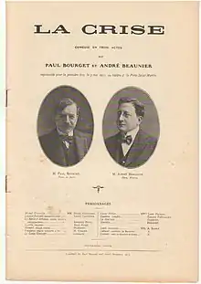 Couverture de la pièce de théâtre La Crise, de Paul Bourget et andré Beaunier avec deux portraits ovales.