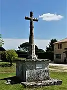 Croix de mission à côté de la halle.