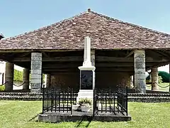 Le monument aux morts devant la halle.