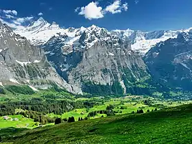 Le Mättenberg, au centre, vu du restaurant Schreckfeld, à 4 km au nord-est de Grindelwald.