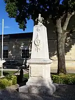 Le monument aux morts face à la mairie (août 2014).