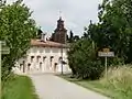 Beauville vue de l'ouest avec vue sur le clocher de l'église.