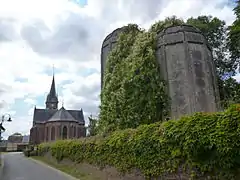 Église Saint-Denis et silo.