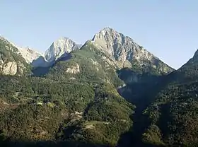 Le pic de Nona. À l'arrière-plan, le mont Émilius.