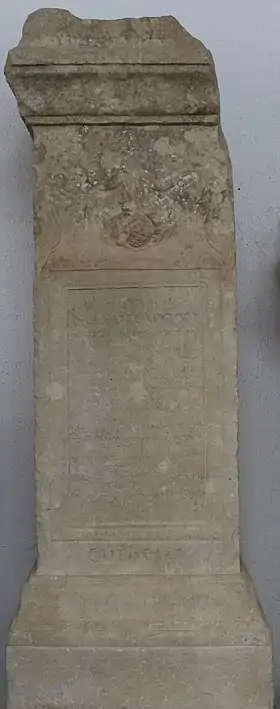 Élément lapidaire au musée de Makthar : la pierre appelée cippe de Beccut.