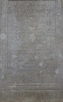 Vue générale de la partie d'une pierre portant des inscriptions latines