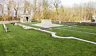 Vue sur la pierre du Souvenir et le pavillon d'entrée