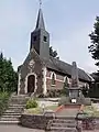 Église Saint-Jean-Baptiste et monument aux morts.