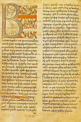 Une page d'un manuscrit rédigée sur deux colonnes en petites lettres noires, sauf le premier mot, BRITANNIA, écrit en grandes capitales noires colorées d'orange. La première lettre est un grand B enluminé