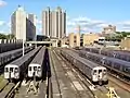 Les Tracey Towers depuis Bedford Park Boulevard, avec le terrain ferroviaire de Concourse Yard au premier plan.