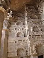 Mur latéral à l'intérieur de la véranda du chaitya