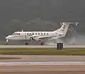 Un C-12J Huron de l'U.S. Air force se posant à Yokota Air Base, au Japon le 29 juin 2007.