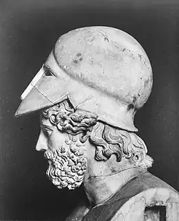 Portrait de côté de la tête d'un homme barbu portant un casque