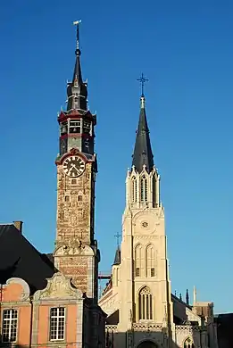 Le beffroi et le clocher de l'église Notre-Dame.