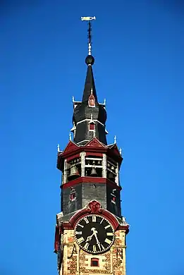 Le clocher à bulbe qui abrite le carillon.