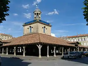 Le marché de Revel se tient sous la halle du Beffroi.