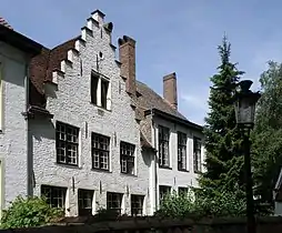 Autre vue sur les maisons no 10 et 12. À l’avant-plan, chaperon du mur par lequel les jardinets de devant des maisons sont séparés de l’enclos central.