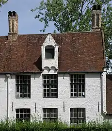 Maison no 15 (vers 1600), avec sa lucarne sur la travée centrale.