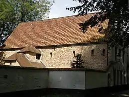 Façade latérale gauche du no 6. Le mur fut autrefois mitoyen, d’où la présence de niches à bougeoirs pratiquées dans la paroi.