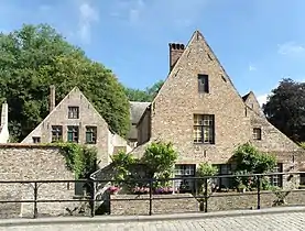 Les façades arrière des maisons no 11 (à gauche) et no 9 (à droite).