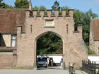 Le Saspoort, portail d’entrée néo-gothique à proximité du Sashuis (d’où son nom), édifié vers 1900 et donnant accès à la partie sud du béguinage.