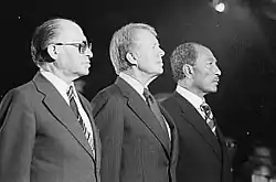Photographie de Menahem Begin, Jimmy Carter et Anouar el-Sadate à Camp David lors de la signature des accords de 1978.