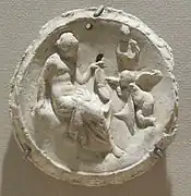 Emblema (latin). Aphrodite et Eros. IIe – Ier siècle AEC. Plâtre, D. 6 cm. Méditerranée. Met