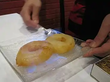 Beignets d'ananas flambés