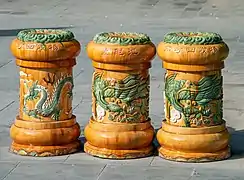 Poubelles du temple aux symboles impériaux du dragon et du phœnix