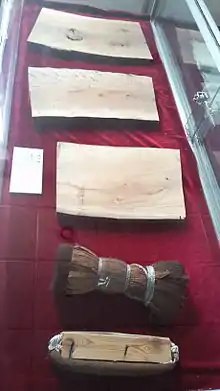 outils d'impression (plaques de poirier avant gravure, brosse à encrer, pressoir chinois, ancêtre du baren