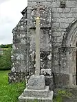 La croix de pierre à côté du portail de l'église.