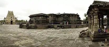 Vue panoramique du temple de Chennakesava, au loin la porte d'accès aux temples, gopuram