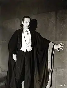 photo en noir et blanc d'un homme déguisé en vampire