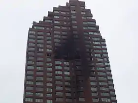 Le bâtiment contre lequel l'avion s'est écrasé, après l'extinction de l'incendie.