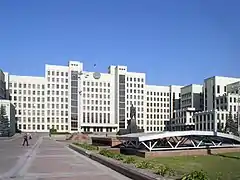 La maison du Gouvernement sur la Place de l'Indépendance.