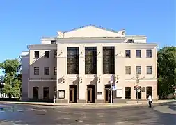 Le théâtre Ianka Koupala, sur le square Alexandre.