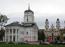 L'Hôtel de Ville et la cathédrale Sainte-Marie