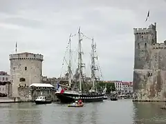 Entrée du trois-mâts barque, Belem dans le vieux-port de La Rochelle, mai 2008.