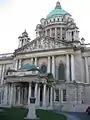 L'hôtel de ville de Belfast, rénové en 2009, il remplace une ancienne bibliothèque.