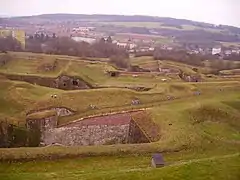 Vue des fortifications depuis la terrasse panoramique. Au premier plan, le Grand Couronné du comte de la Suze.